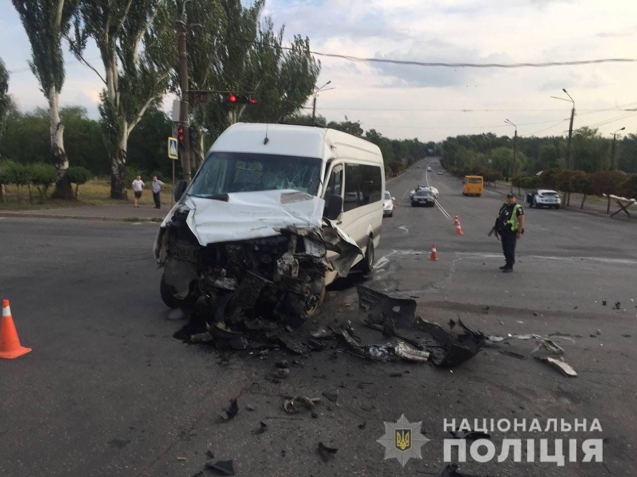 В Кривом Роге столкнулись грузовик и маршрутка: много пострадавших