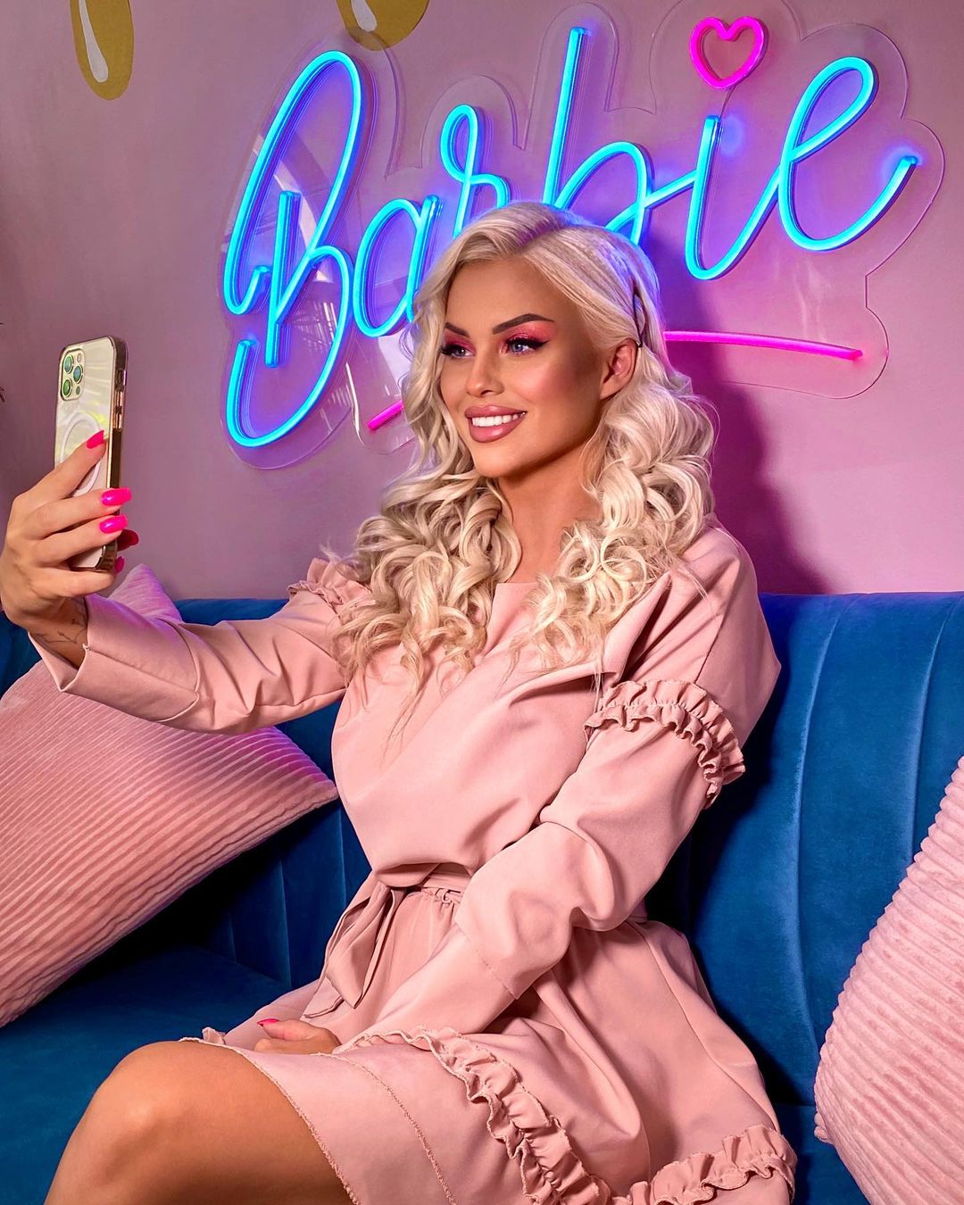 Погляньте на цих 4 жінок, які вбухали купу грошей, щоб виглядати "як Барбі"