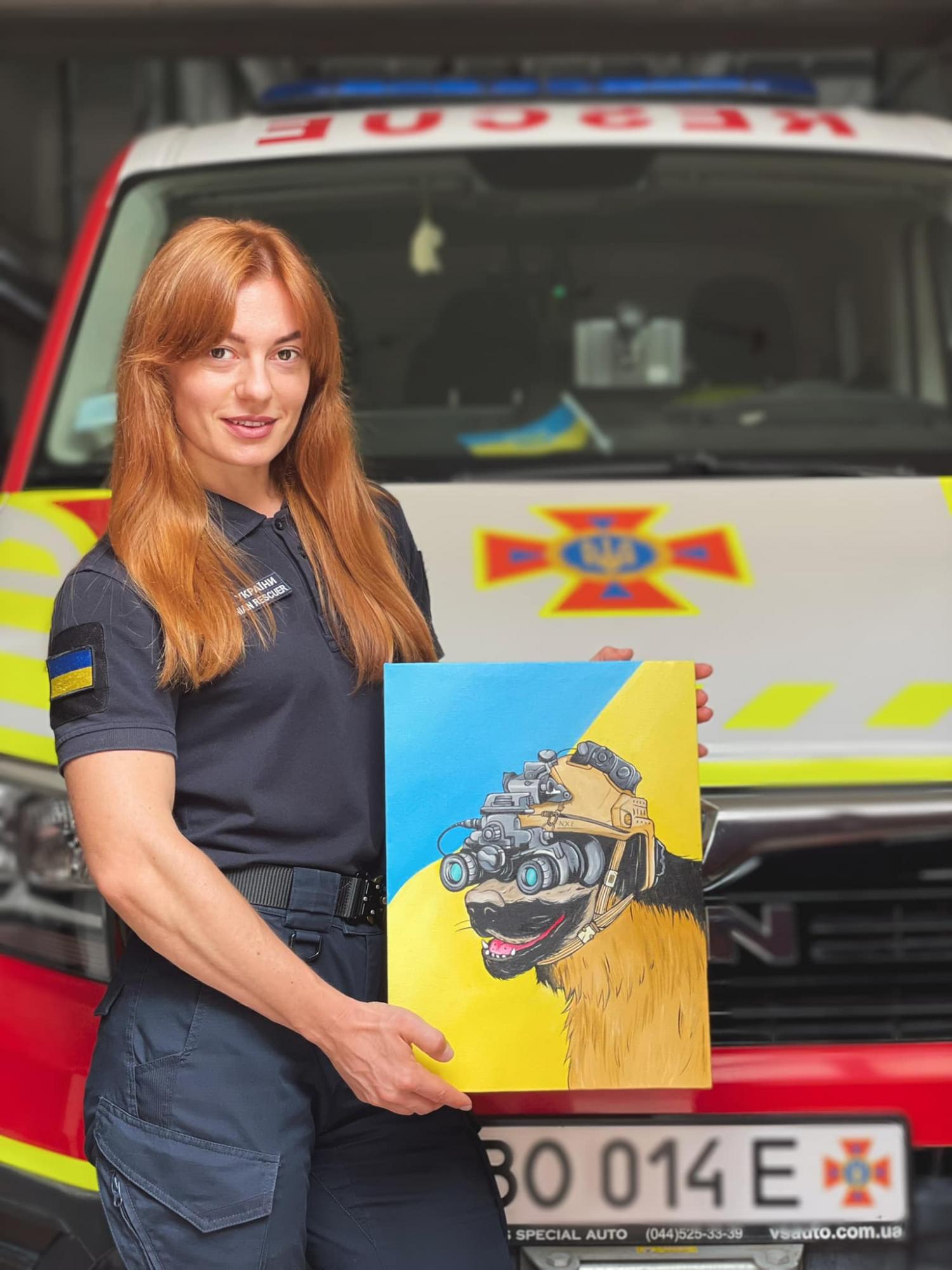 Это поразительно! Украинская спасательница надела форму, выполняя упражнения на перекладине