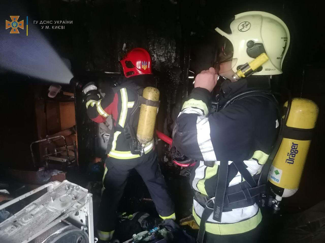 В Киеве малолетний ребенок во время пожара спас родителей: как это произошло (фото)