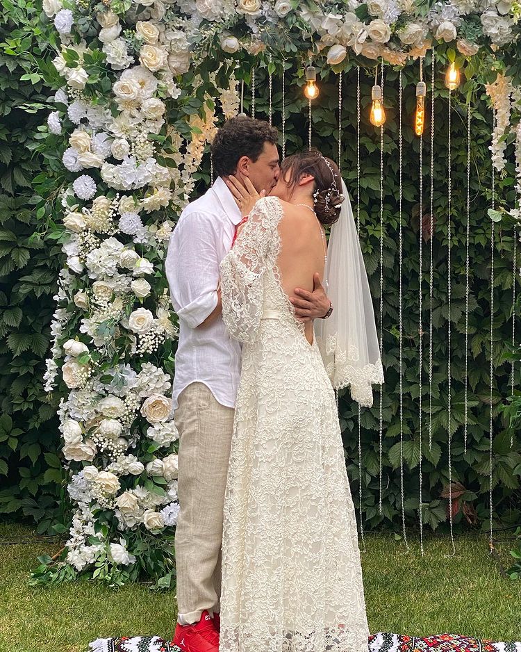 Автор "Орла и решки" Синельников женился: свадьба была в доме в Буче, который разгромили оккупанты