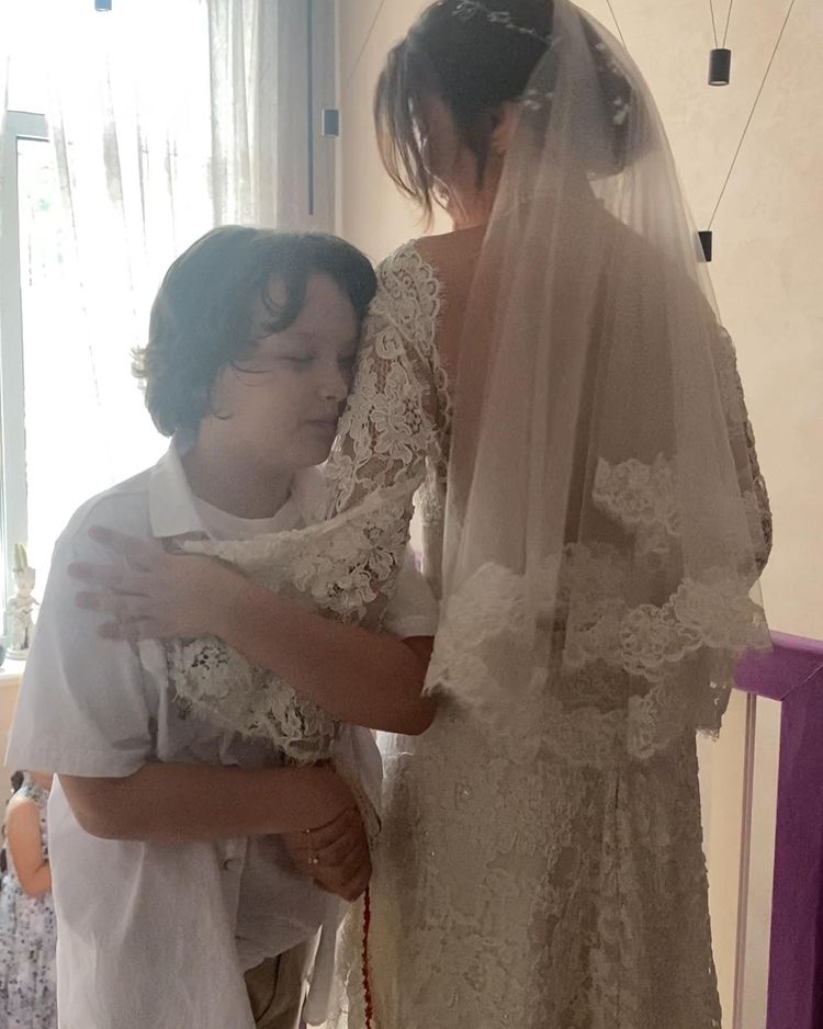 Автор "Орла и решки" Синельников женился: свадьба была в доме в Буче, который разгромили оккупанты