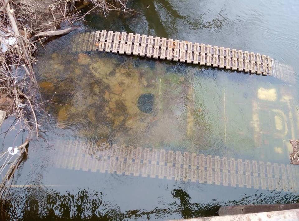 В Полтавской области дедушка с помощью украинского флага уничтожил два российских танка (фото)