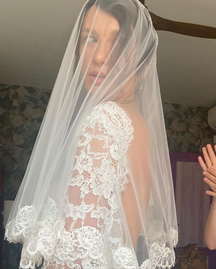 Автор "Орла и решки" Синельников женился: свадьба была в доме в Буче, который разгромили оккупанты