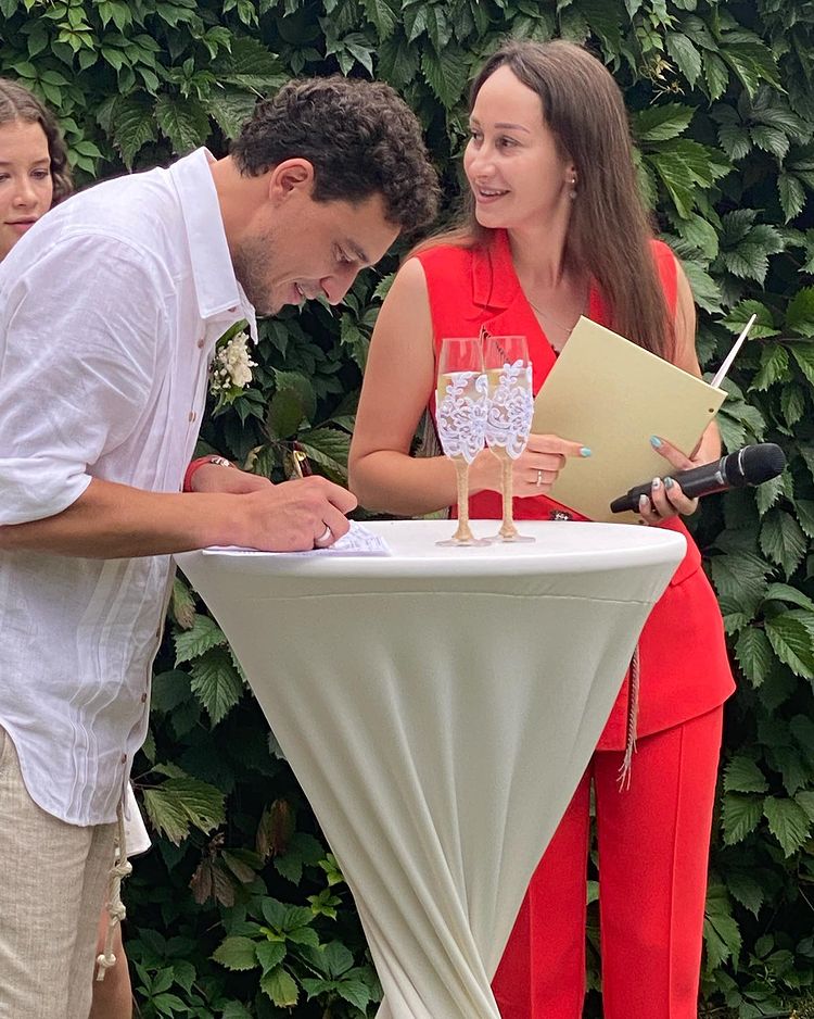 Автор "Орла и решки" Синельников женился: свадьба была в доме в Буче, который разгромили оккупанты