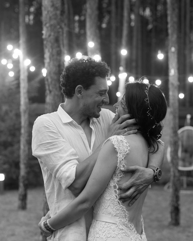 Возлюбленная автора "Орла и решки" тронула постом об их свадьбе: "весной я стала сиротой, летом - женой"