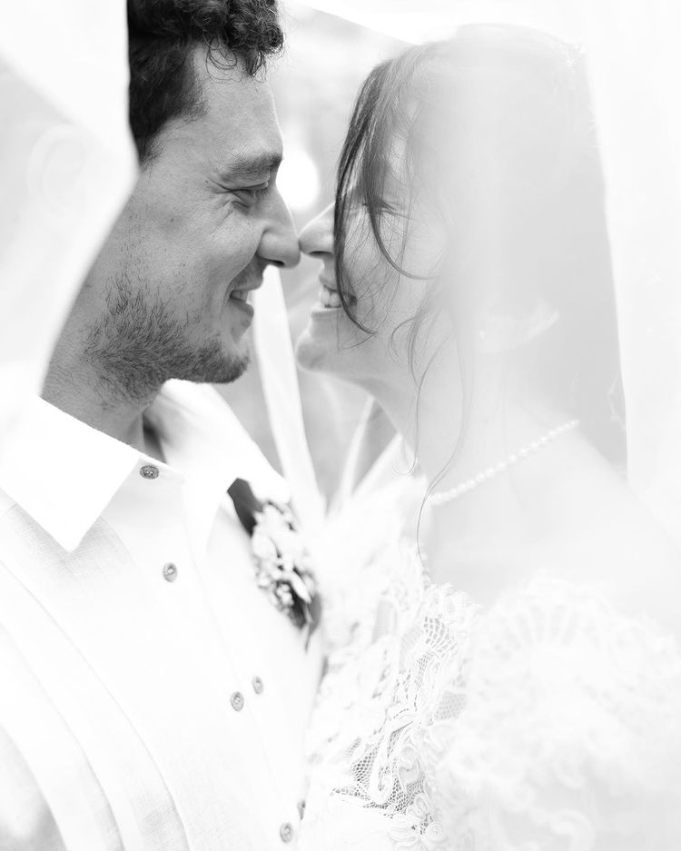 Возлюбленная автора "Орла и решки" тронула постом об их свадьбе: "весной я стала сиротой, летом - женой"