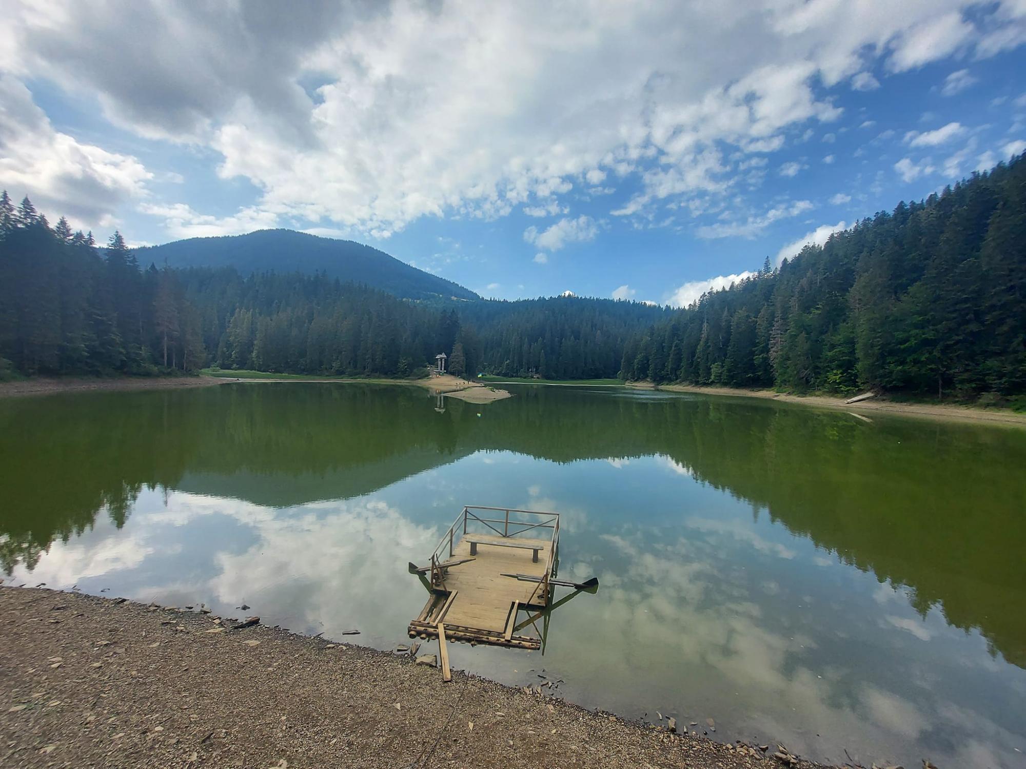 Озеро Синевир рекордно обмелело из-за сильной засухи (фото)