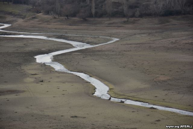 Води немає, а риба клює. В якому стані найбільше та найважливіше водосховище Криму (фото)