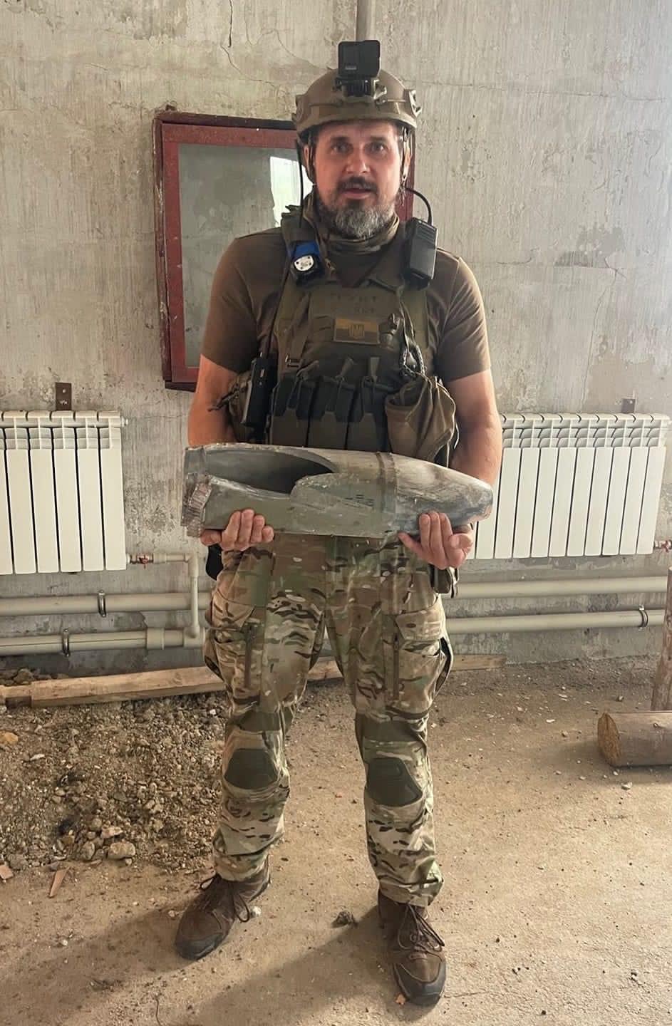 Ледве тримав у руках: Олег Сенцов показав "подарунок" від російських окупантів (фото)