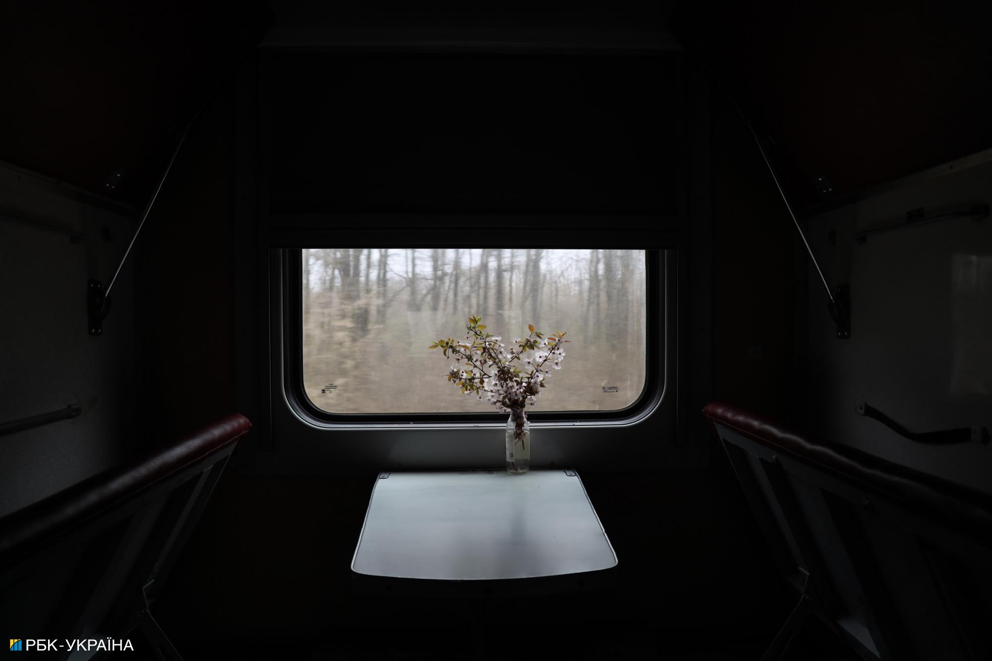 "Будемо їхати, скільки зможе поїзд". Репортаж з евакуаційного рейсу на Донбас