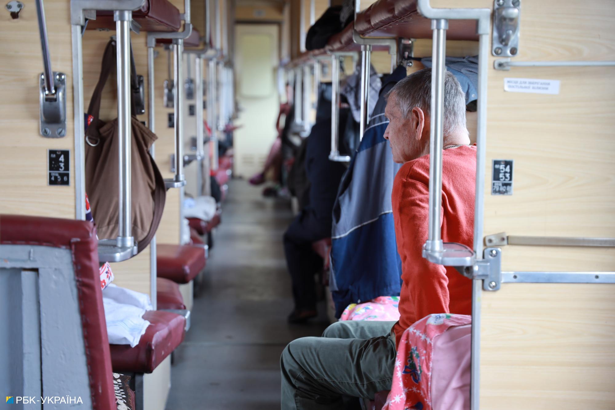 "Будемо їхати, скільки зможе поїзд". Репортаж з евакуаційного рейсу на Донбас