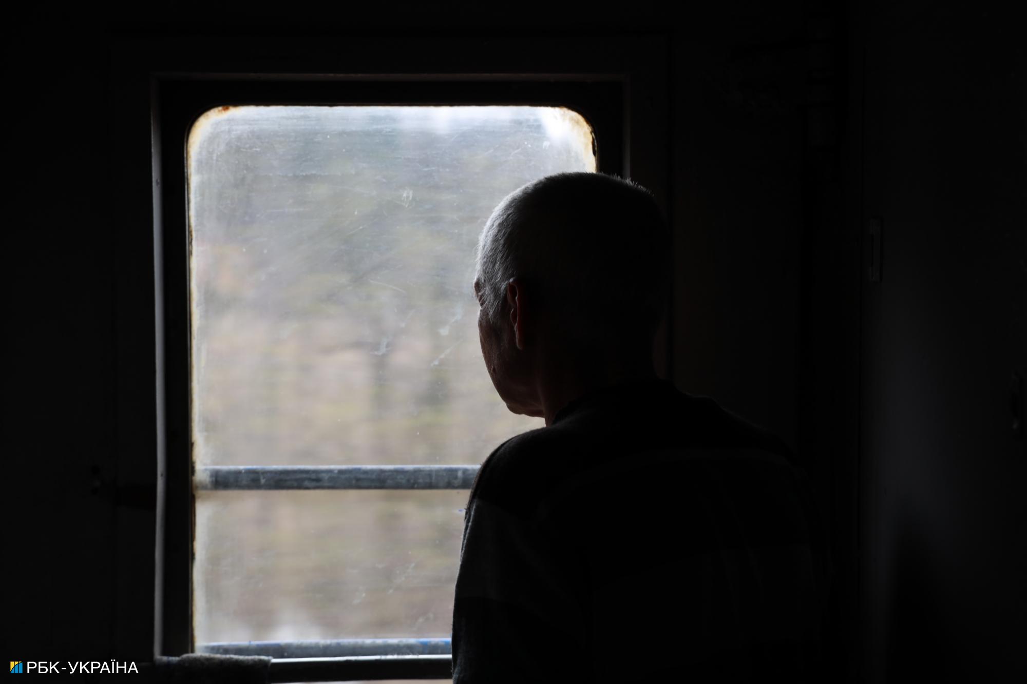 "Будемо їхати, скільки зможе поїзд". Репортаж з евакуаційного рейсу на Донбас