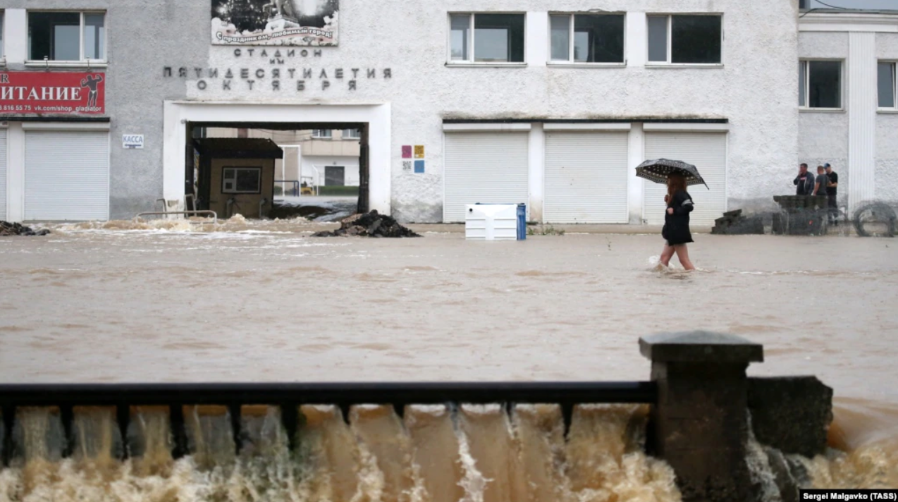 Керч знову пішла під воду через потужні зливи: що відбувається в затопленому місті (відео, фото)
