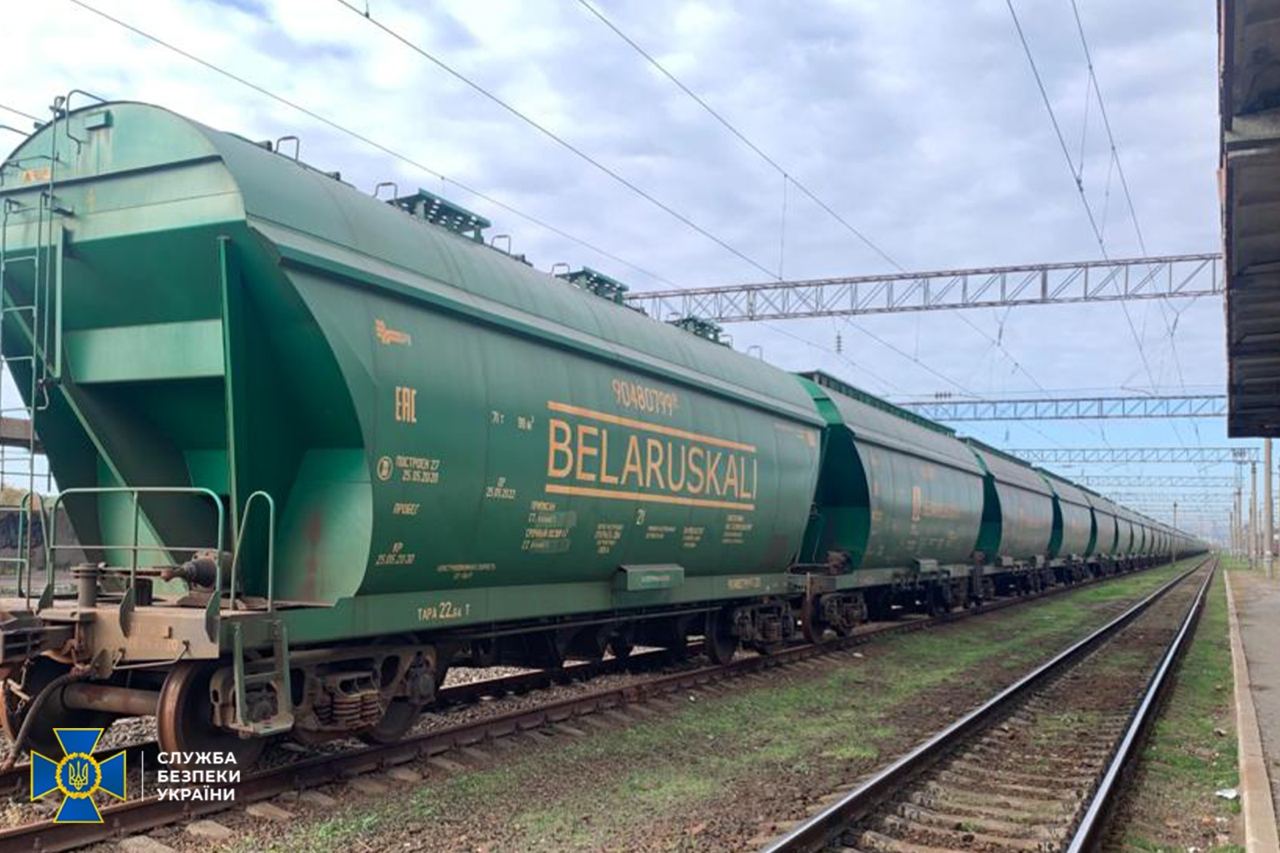 Стояли в порту Фірташа. В Україні арештували вагони Росії та Білорусі з добривами