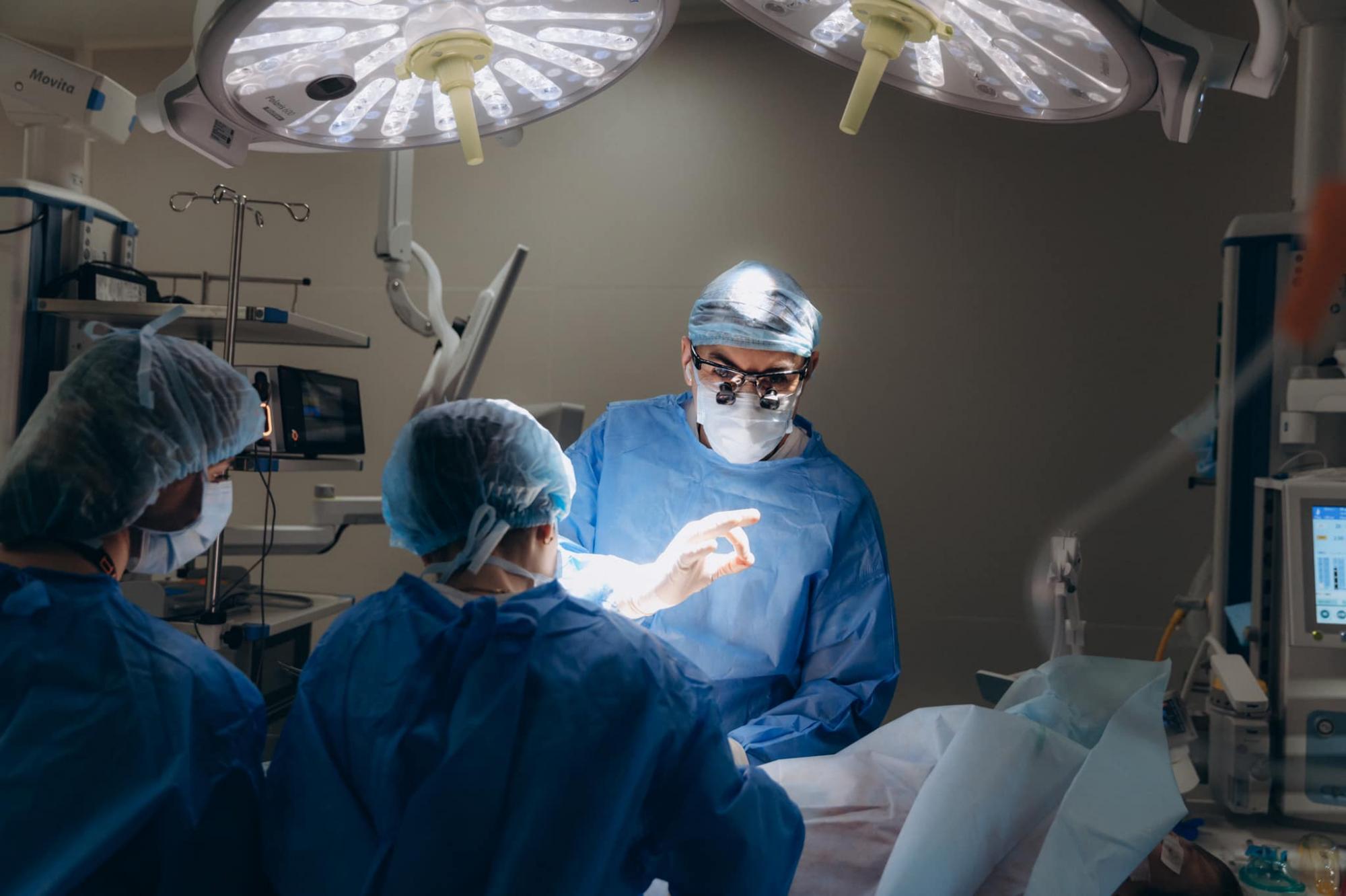 Один випадок на 50 тисяч: у Києві прооперували хлопчика з дуже тяжкою патологією