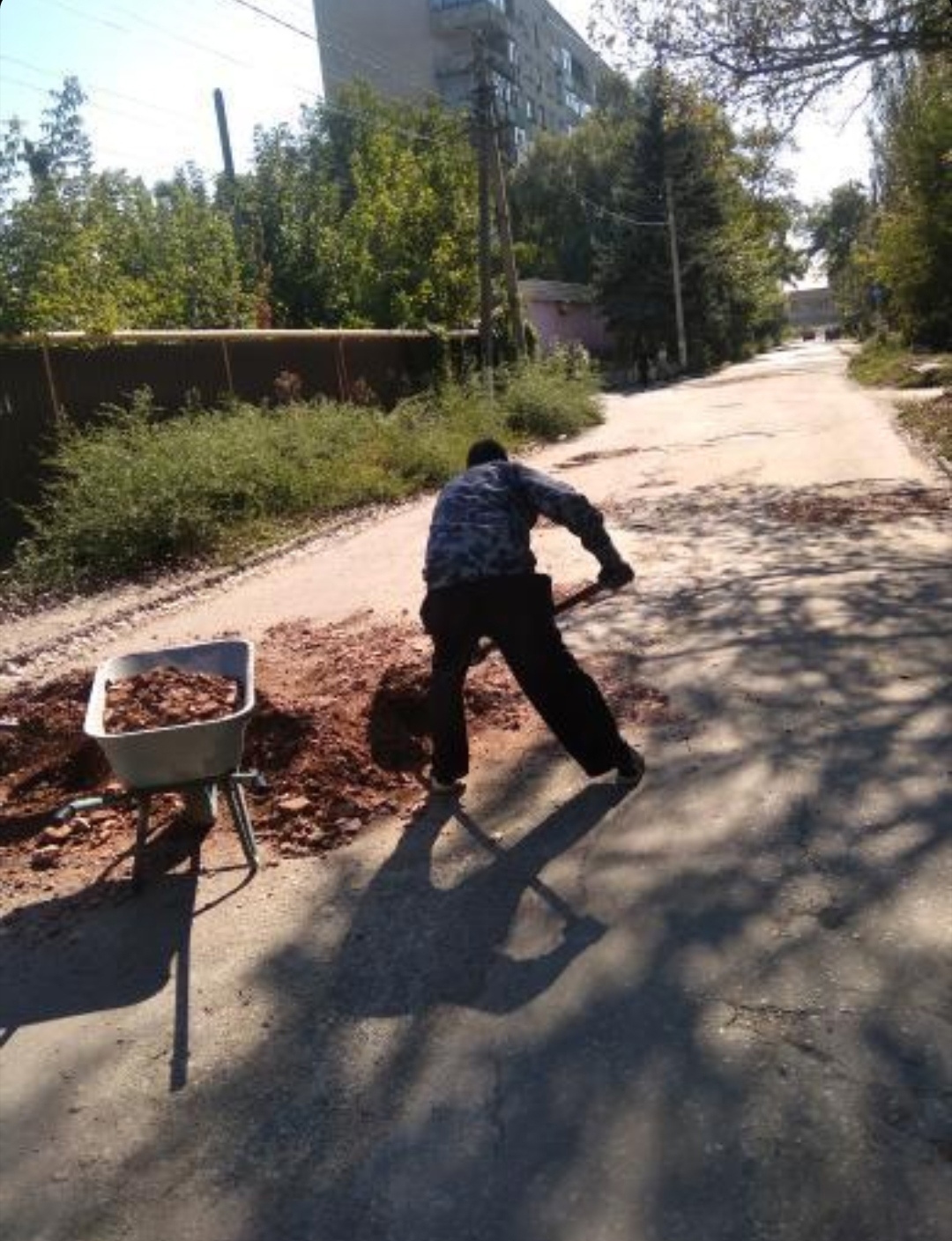 В оккупированном Донбассе ямы на дорогах латают мусором (фото)