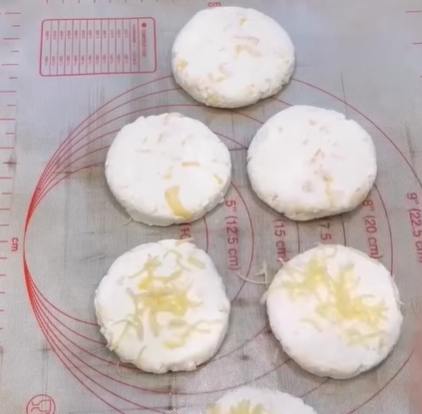 Міні-хачапурі з сиром: неймовірна смакота на сніданок за півгодини