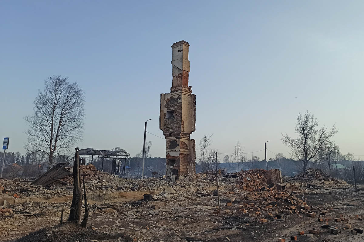 В России дотла сгорела еще одна деревня: первые видео и фото