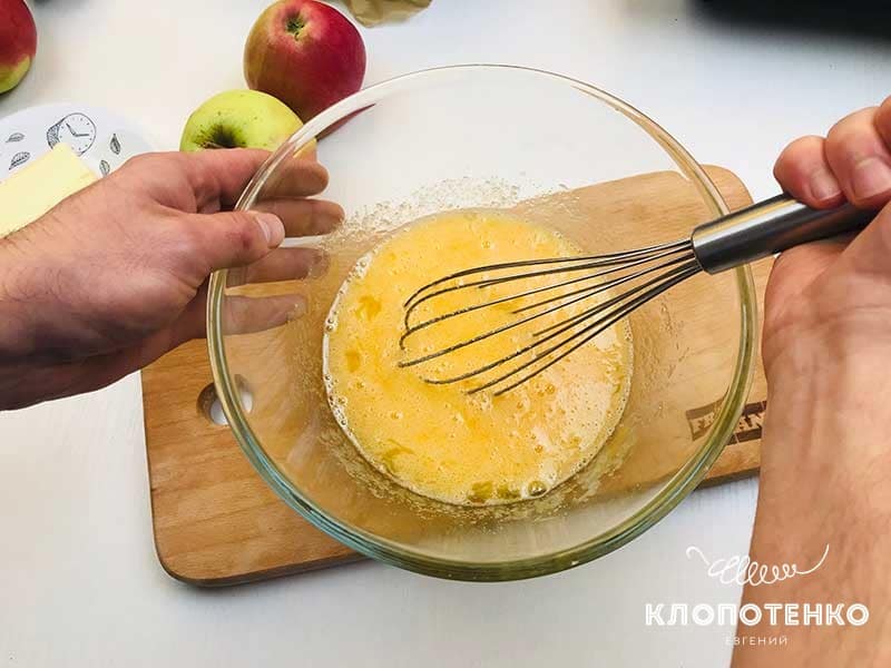 Найпростіший яблучний пиріг на кефірі від Євгена Клопотенка: швидко і дешево!