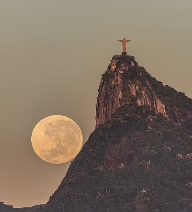 Фотограф витратив три роки, щоб зняти статую Христа-Спасителя з Місяцем в руках. Нарешті йому це вдалося