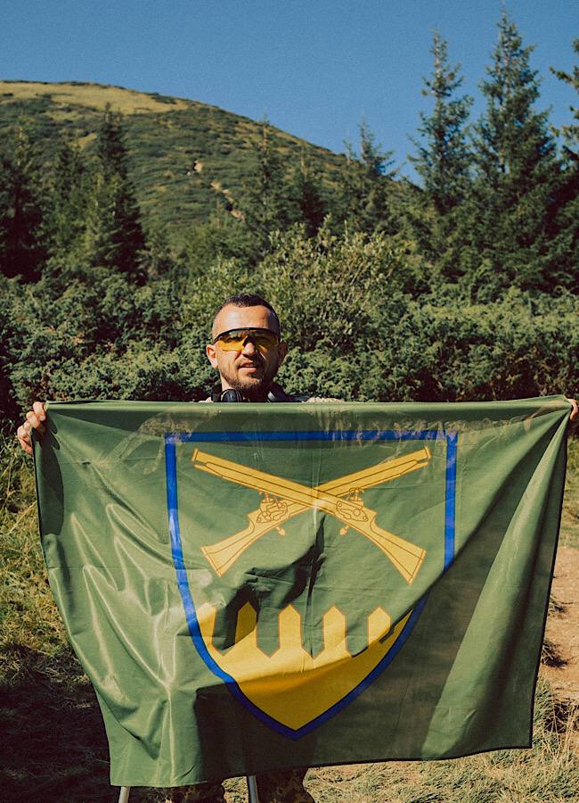 Український військовий "Кум" на милицях підкорив Говерлу і допоміг ЗСУ: подробиці героїчного вчинку