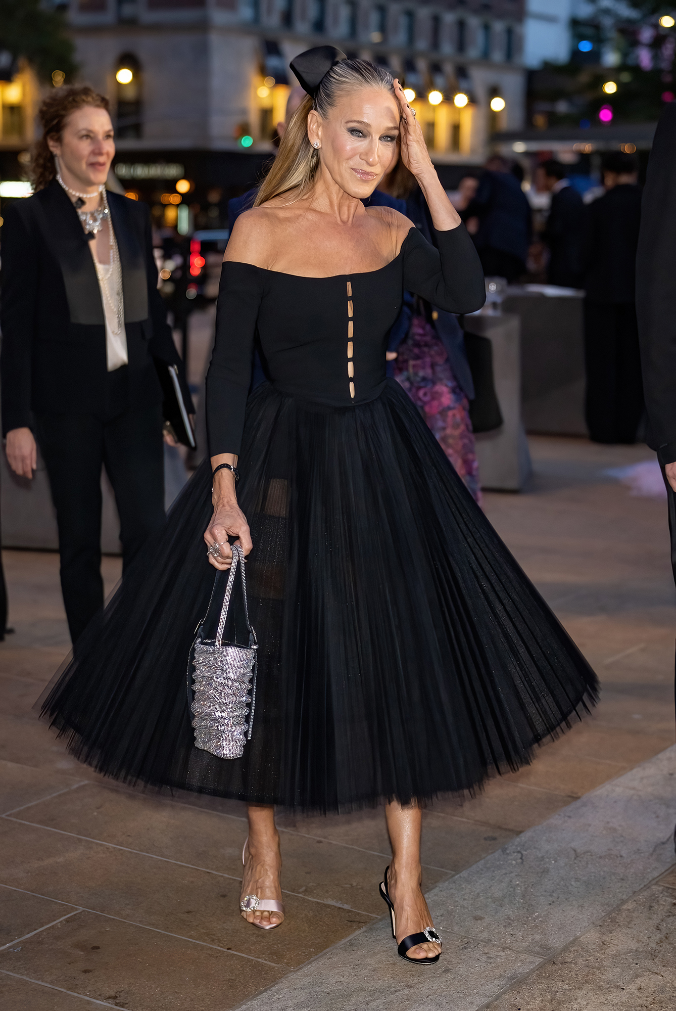 Різне взуття і трендовий бант: Сара Джесіка Паркер вразила новим образом