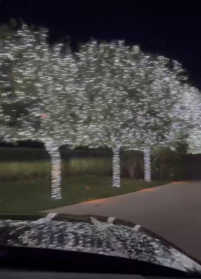 Джей Ло, Кім Кардаш’ян та інші зірки показали, як прикрасити будинок до Різдва