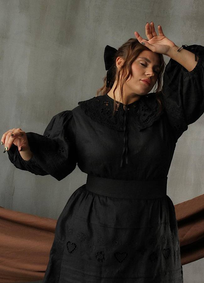 Українське етно та сучасні тренди. Саша Заріцька у розкішній вишитій сукні вражає вишуканістю (фото)