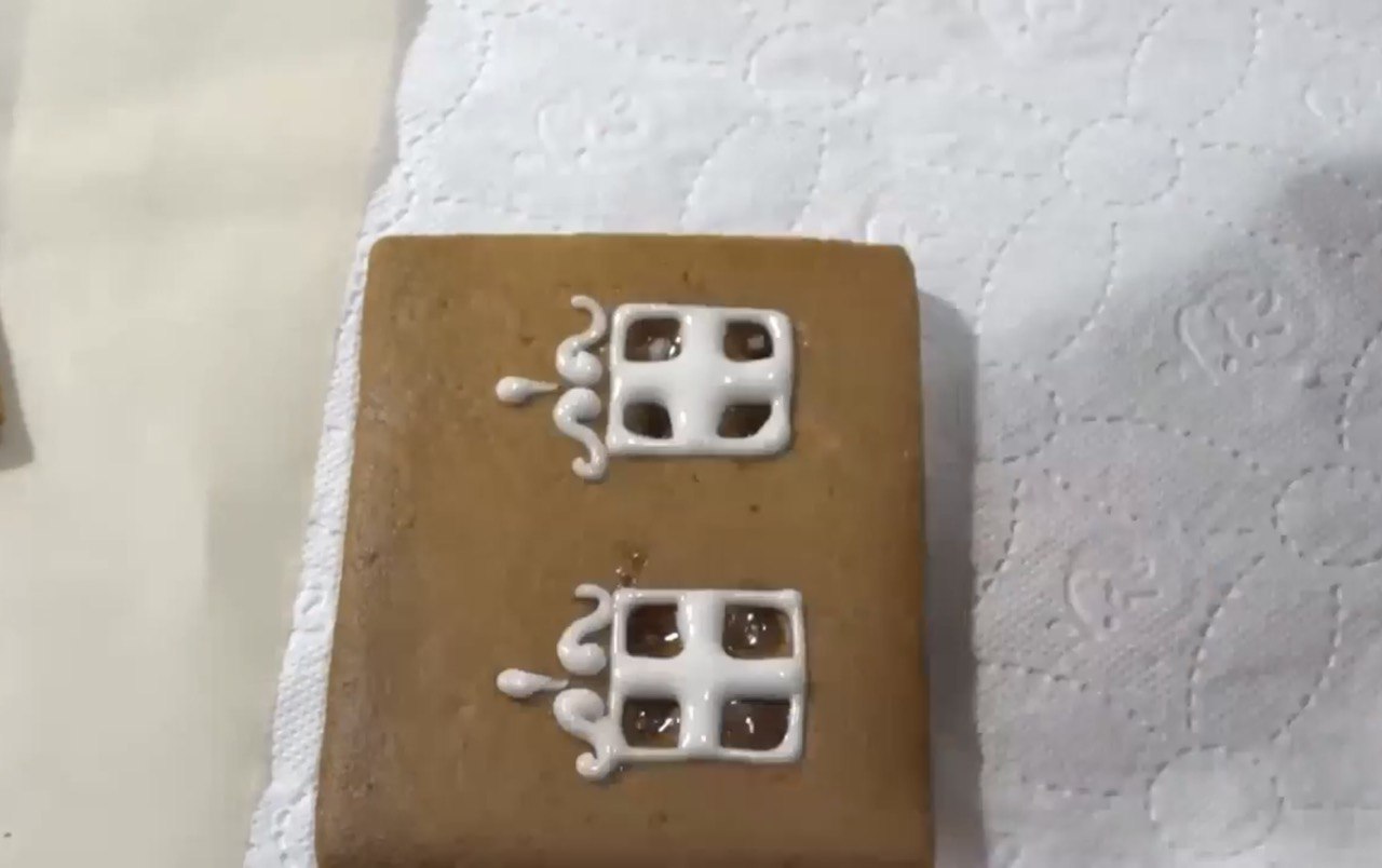 Як зробити красивий новорічний пряниковий будиночок: рецепт та інструкції з декорування