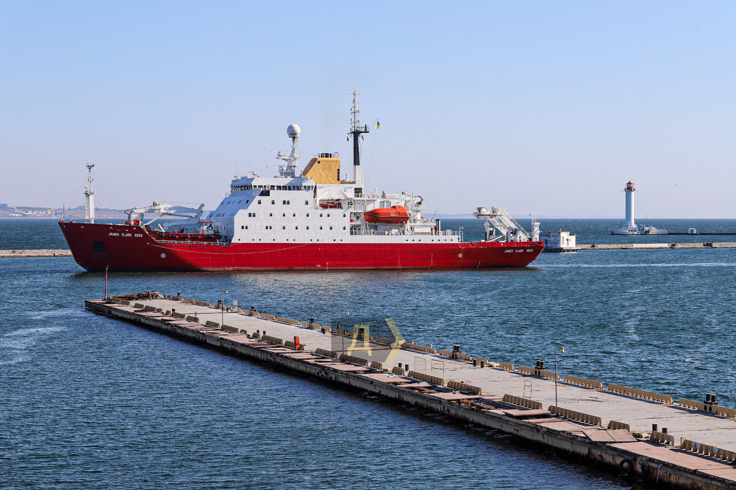 До Одеси прибув перший за роки незалежності український криголам (фото)