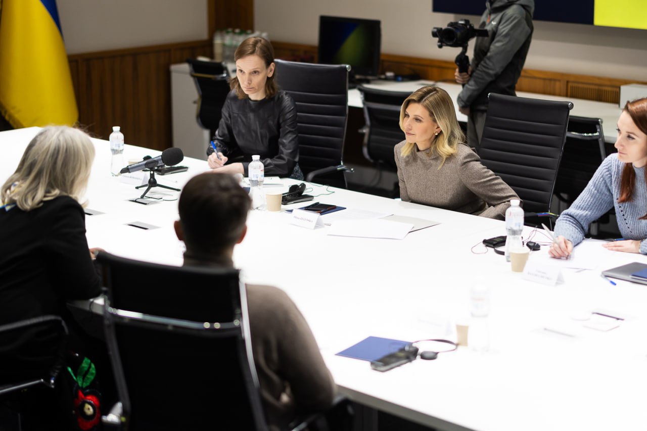 Олена Зеленська вразила новим костюмом з оригінальним комірцем (фото)