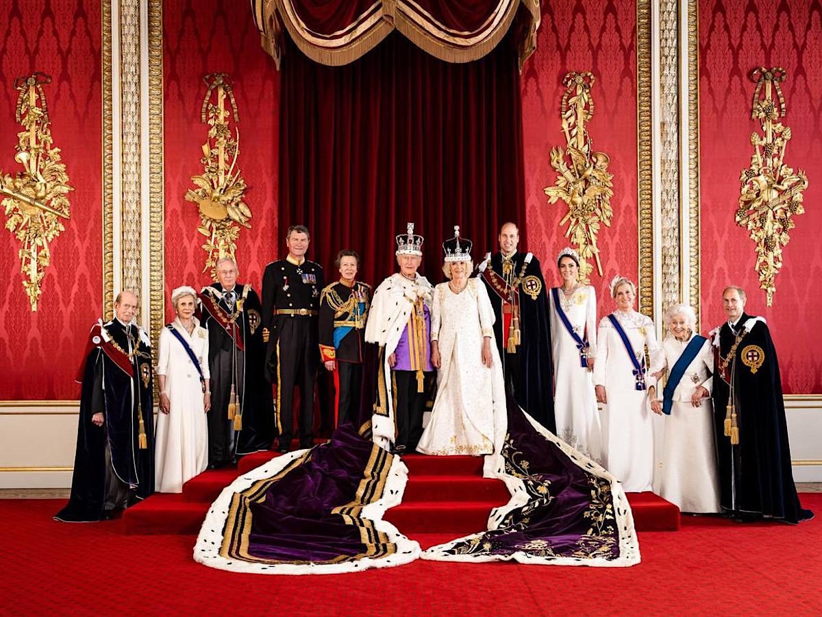 Король Чарльз и королева Камилла показали рождественскую открытку. В чем ее особенность