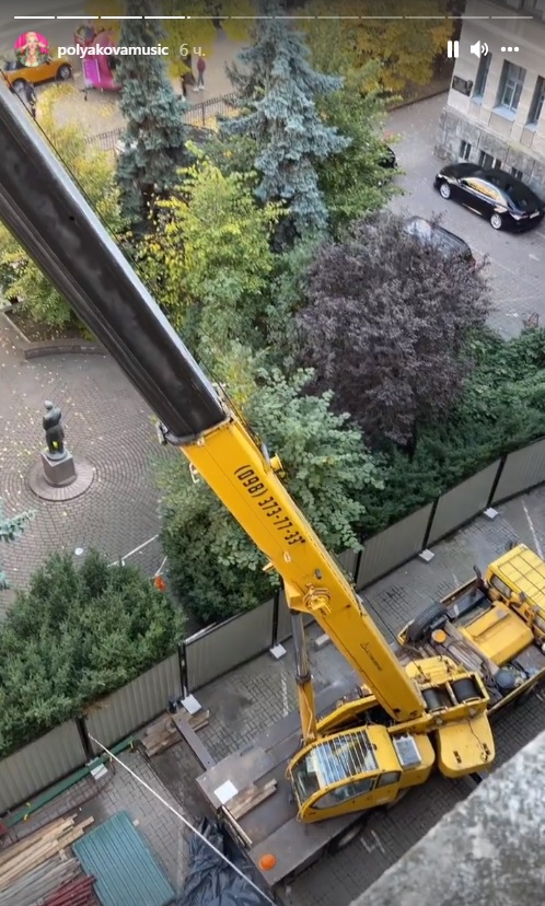 Полякова ремонтирует крышу себе и соседям за свой счет: "все прогнило"