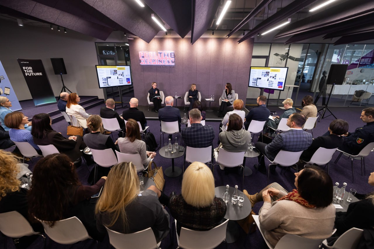 Вся в черном, но с улыбкой: Елена Зеленская взволновала новым образом (фото)