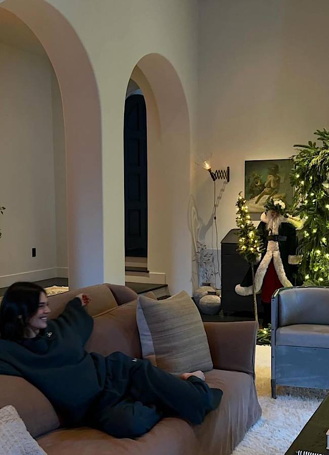 Кендалл Дженнер показала, как украсила свой дом к Рождеству (фото)