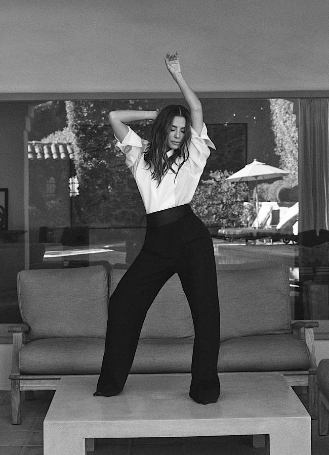 Єва Лонгорія показала запальні танці на столі (фото)