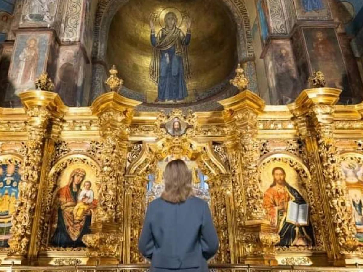 Елена Зеленская в нежном наряде поздравила украинцев с Рождеством