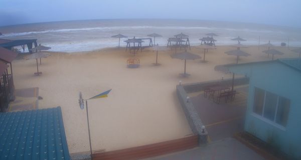 В Кирилловке море стало цвета какао: как сейчас выглядит курортный поселок (фото)