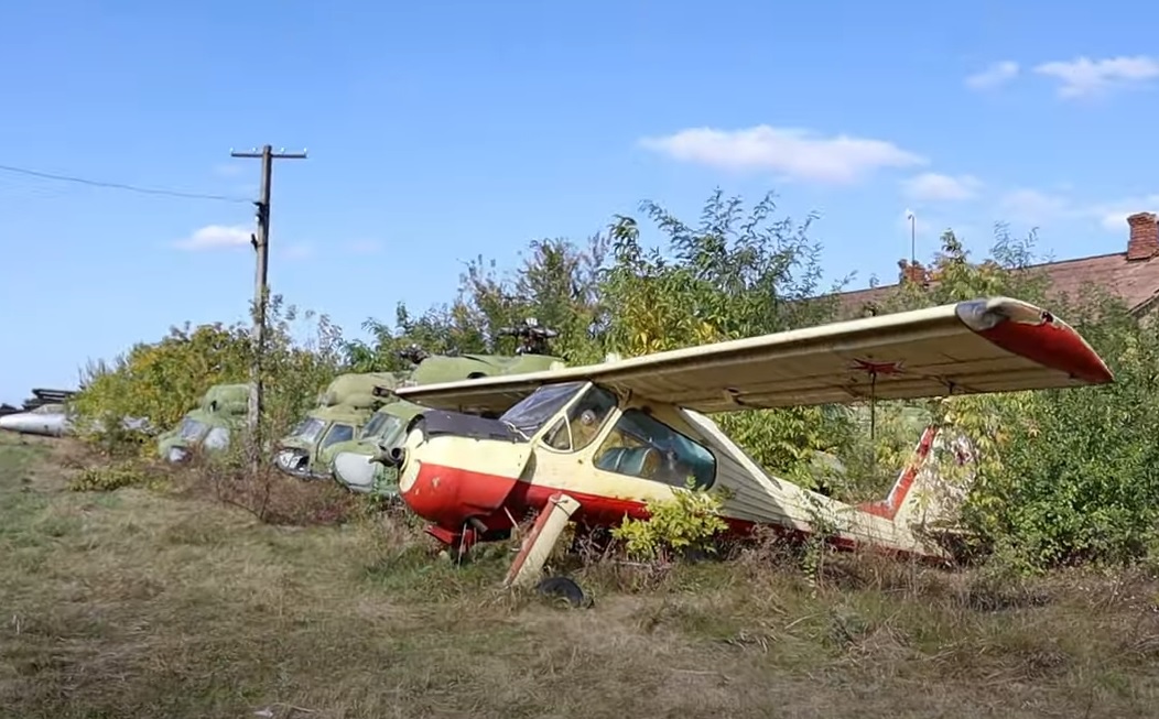 В сети показали кладбище самолетов и вертолетов под Запорожьем