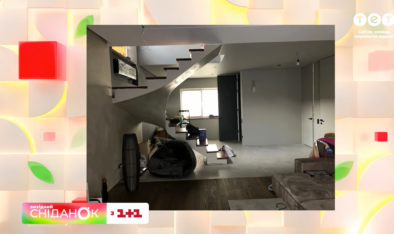 "Мені цього вистачає": Позитив вперше показав свій двоповерховий будинок, де два роки триває ремонт