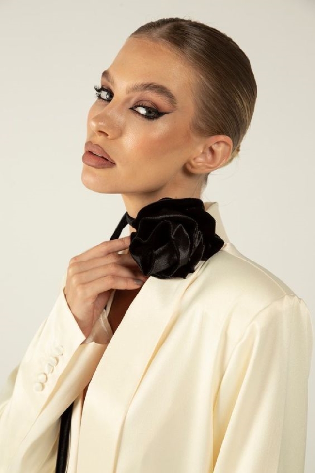 Як акуратно та доречно додати квіткові аксесуари у свій гардероб