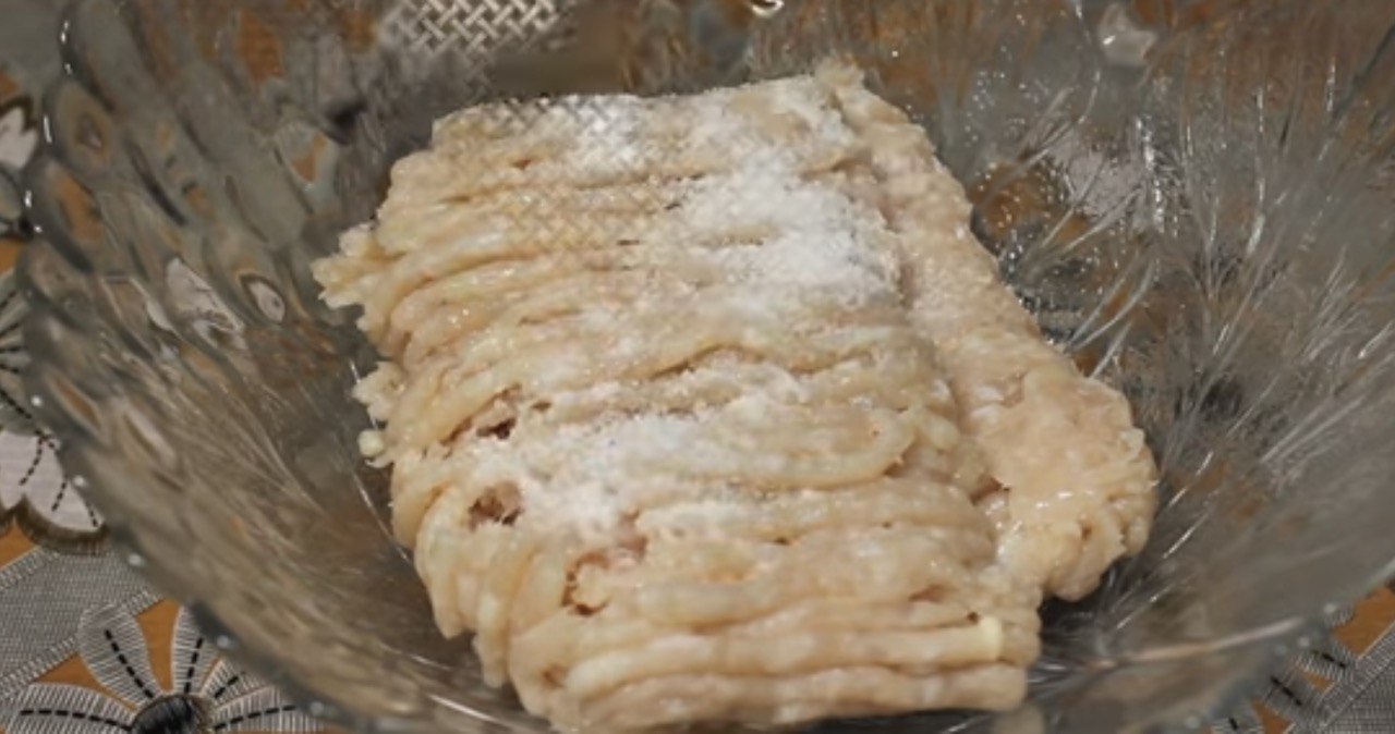 Просто та швидко: рецепт приготування смачних пиріжків з м'ясом на сковорідці