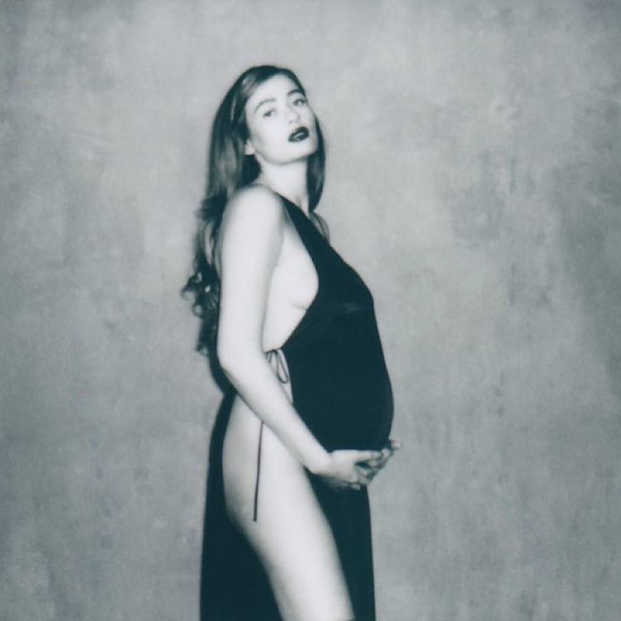 "Поки що бракує слів": популярна українська співачка вдруге стала мамою