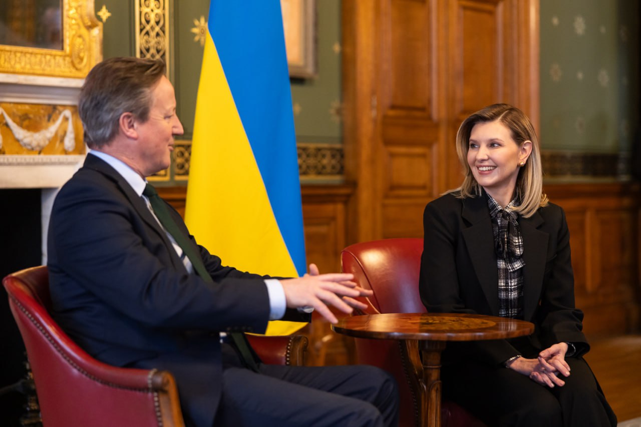 Олена Зеленська показала, як поєднати трендову сорочку у клітинку з класичним костюмом (фото)