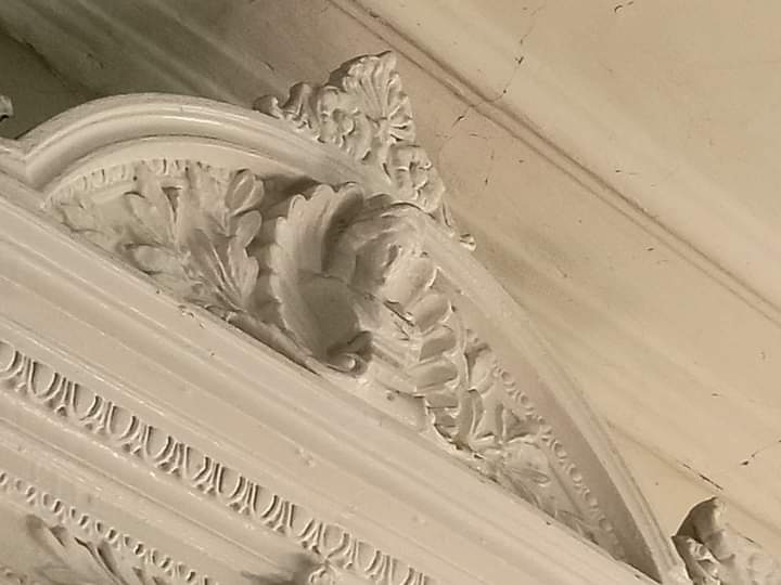 В заброшенном здании Чернобыля нашли старинный камин: фото уникальной находки