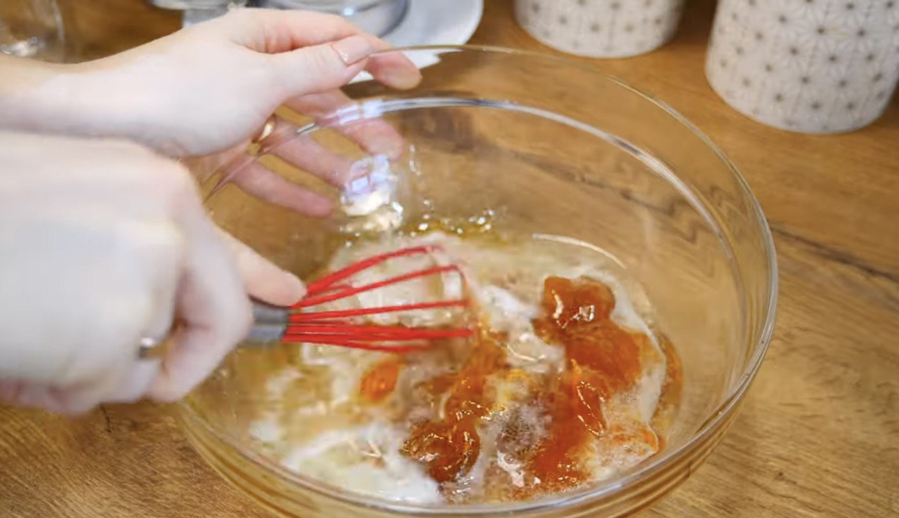 Без яиц и на минеральной воде: рецепт необычного заливного пирога с вареньем