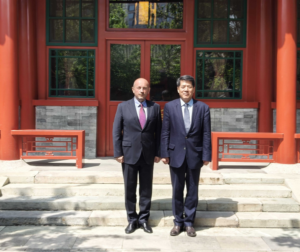 Спецпредставник Китаю зустрівся з українським послом: що обговорили