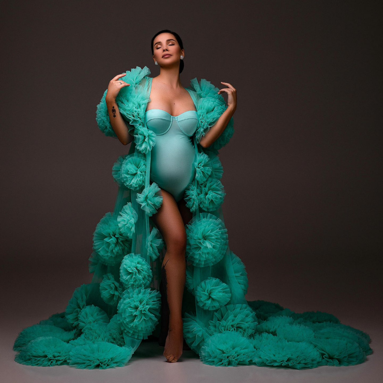 Дружина Євгена Кота засвітила вагітний животик на останніх сроках у яскравій фотосесії