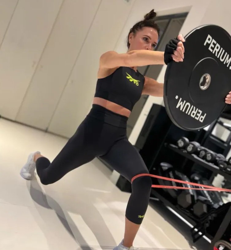 Вікторія Бекхем у свої 50 років виглядає просто топ! У чому секрет молодості зірки